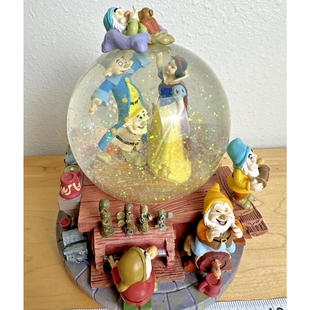 Disney Snow White & The Seven Dwarfs Wind-up Musical Snow Glitter Globe Heigh-Ho
